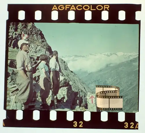 Original altes Agfacolor Farbdia  - Bergsteiger in den Alpen Rast bei Aufstieg