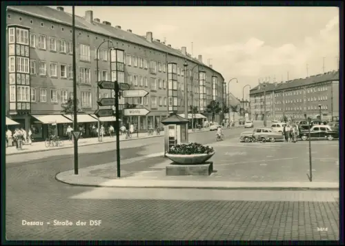 Echt Foto AK - Dessau Sachsen Anhalt - Blick in die Strasse der DSF - Autos DDR