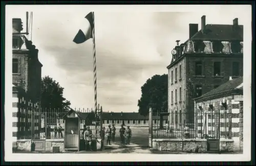 Foto AK - Charleville-Mézières Kaserne Caserne du Merbion mit Wachhäuschen Fahne