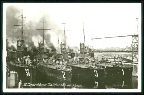 Foto AK - Torpedoboote der Kaiserlichen Marine - Kennungen 96, 2, 3, 1 Schleuse