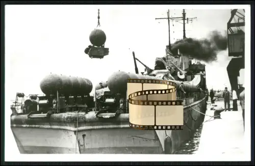 Foto AK - Zerstörer der Kriegsmarine - der mit Seeminen beladen wird Kran Hafen