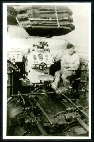Foto AK -Soldat auf einem Zerstörer -  im Bereich der Torpedo-Lancierstation