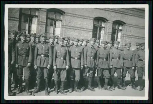 8x Foto - Reichswehr Wehrmacht Soldaten - Kaserne Wo ?