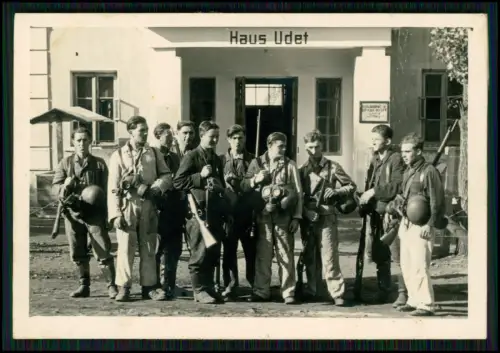 9x Foto - Soldaten Luftwaffe vor Gebäude Aufschrift Haus Udet  und andere Luftw.