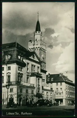 Foto AK - Löbau Sachsen Rathaus eindrucksvolle Ansicht Marktplatz Auto Motorrad