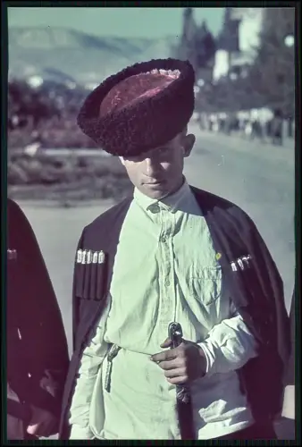 Foto junger Kosaken kaukasischer Kleidung Tschoka Wollmantel Papakha Pelzmütze