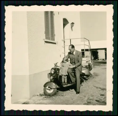 2x Foto - NSU Lambretta Motorroller 1953 - Privatfoto Vater mit Kind auf Roller