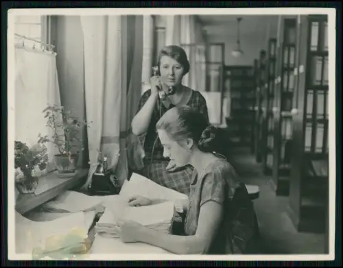 16x Foto  Frauen Männer bei Arbeit in Büro telefoniert Telefon Schreibtisch 1933