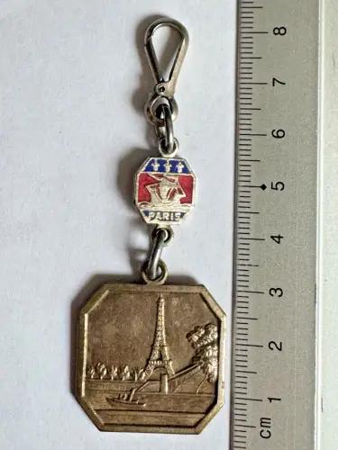 Alter Paris Souvenir Anhänger Eiffelturm - Arc de Triomphe VTG Reliefdarstellung