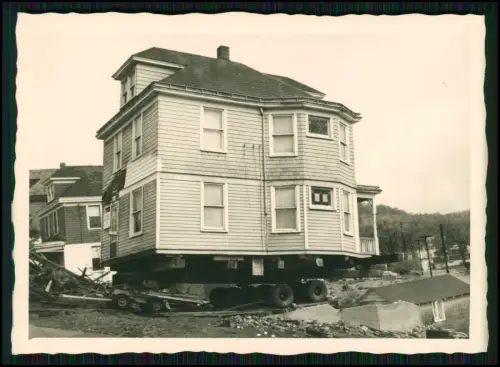 Foto USA – zweigeschossiges Holzwohnhaus Transport – Hausumzug auf Tieflader LKW