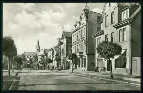 Foto AK Leinefelde Eichsfeld Bahnhofstraße Pfarrkirche Geschäfte und Wohnhäuser