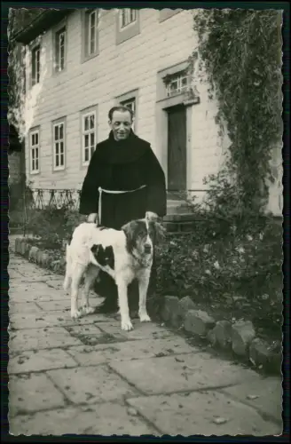 Foto AK - Franziskanerpater mit Hund - vor Gebäude Kloster Volkersberg Brückenau