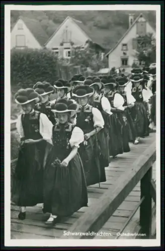 Foto AK Gutach Gutacherinnen in Tracht Bollenhut  Eindrucksvolle Gruppenaufnahme