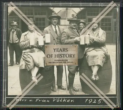 Foto gemütliche Stimmung feine Damen Herren 1925 Bierfass sitzend mit Bierkrug