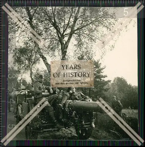 Foto 2x Soldaten mit Geschütz Flak im Einsatz 1940-43