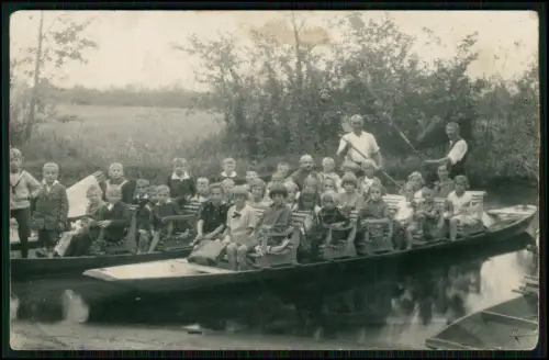 Foto AK Gruppe Kinder Knaben Jungs und Mädchen bei einer Bootsfahrt Spree ? 1935