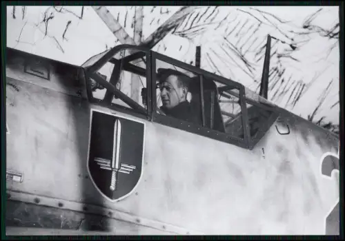 3x Repro Foto Flugzeug Pilot Messerschmitt Bf 109  Staffelwappen getarnt u. Netz