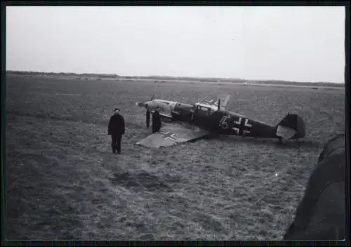Repro Foto - Messerschmitt Bf 109 auf Acker - Soldaten begutachten das Flugzeug