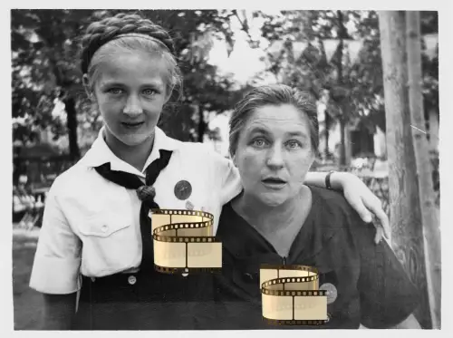 Repro Foto 10x15cm - Mädchen in BDM-Kluft - zusammen mit ihrer Oma