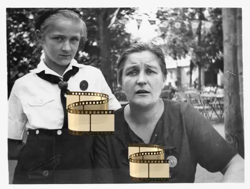 Repro Foto 10x15cm - Mädchen in BDM-Kluft - zusammen mit ihrer Oma