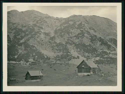 Foto 12x9cm - Almhütten Schützhütte - unterhalb steiler felsiger Berghänge 1930