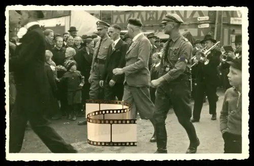 Foto AK Dresden Soldaten festliche Atmosphäre Foto-Dietrich Dresden Wartbergstr.