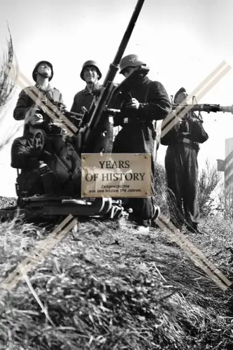 Foto Soldaten Luftwaffe mit Flak und Entfernungsmesser 