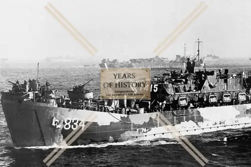 Foto Kriegsschiff Tarnanstrich Kennung 834