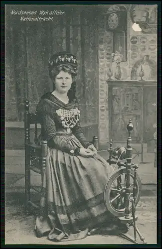 AK Nordseebad Wyk auf Föhr Dame in Nationaltracht spinnt am Spinnrad 1905