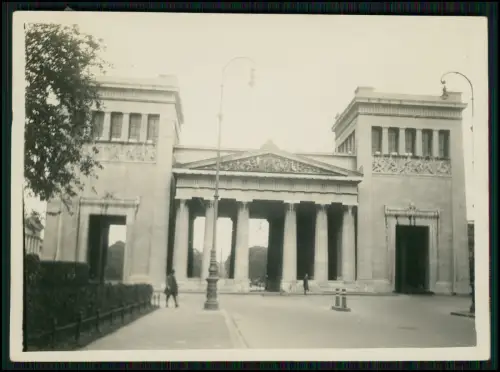 Foto - Propyläen am Königsplatz München 1930 - mit Spaziergängern Architektur