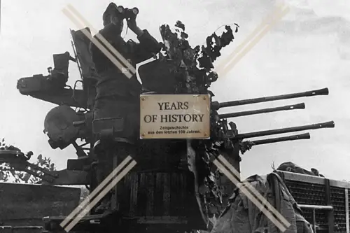 Foto Vierling Flak Soldat mit Fernrohr beobachtet 