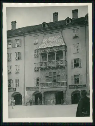 2x Foto 12x9cm - Haus Das Goldene Dachl in Innsbruck - Passanten Fußgänger 1930