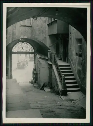 Foto 12x9cm - Altstadtpassage Salzburg - Kopfsteinpflaster Hinterhof - Auto 1930