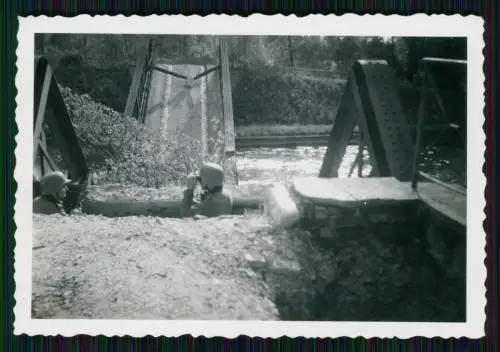 4x Foto Westfront zerstörte Brücke Soldat Wehrmacht beobachtet mit Fernglas