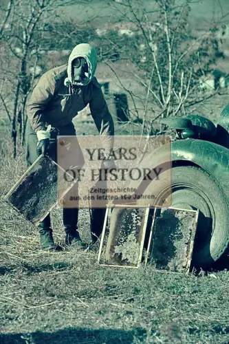 Repro Farb Foto no Original Soldat mit Gasmaske Bienen Imker Don Kuban Terek Kau