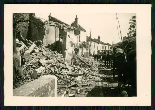 Foto Kriegszerstörung Frankreich - Wehrmacht Soldaten zerstörte Häuser Straße