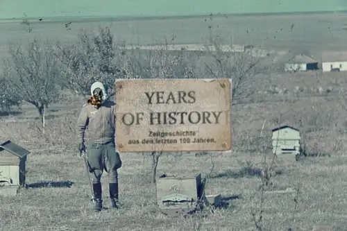 Repro Farb Foto no Original Soldat mit Gasmaske Bienen Imker Don Kuban Terek Kau