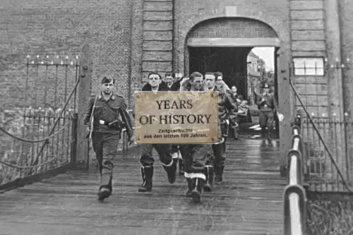 Repro Foto 10x15cm Gefangener Englischer Pilot Flugzeugführer Flugzeug airplane 