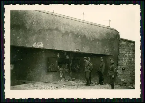 2xFoto - Soldaten Wehrmacht - vor eroberten Bunker Maginot-Linie Einschlagspuren