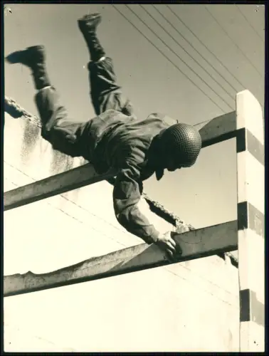 Großes Presse Foto 24x18cm - Soldat l'Espalier du Parcours du Combattent Kämpfer