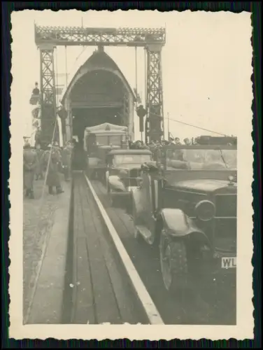 Foto Wehrmacht Luftwaffe Fahrzeug Fähranleger Hafen verladen PKWs und Lastwagen