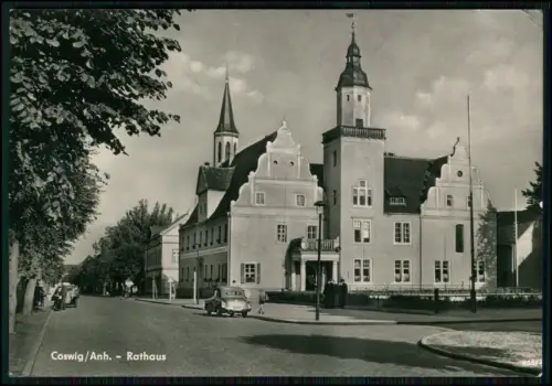 Foto AK - Coswig in Sachsen Anhalt - Straße mit Autos am Rathaus im Stadtzentrum