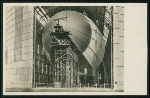 Foto AK - Friedrichshafen LZ 129 Hindenburg im Bau Zeppelin in der Montagehalle