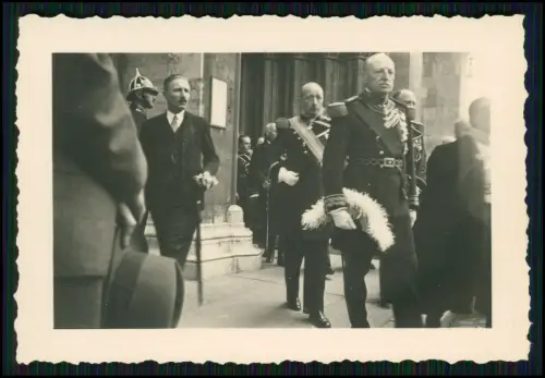 2x Foto - Staatsbesuch - militärische diplomatische Uniform mit Schärpe Federhut