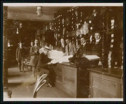 Foto AK - Berlin Tuchwarengeschäft 1912 Ballen verschiedenster Stoffe Textilien
