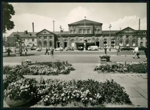 2x Foto AK - Göttingen Bahnhofsfassade mit Uhr Haupteingang Fahrzeuge Passanten