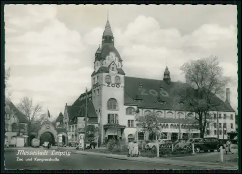 Foto AK Kongresshalle am Zoo Leipzig - zeittypische Automobile der 1950er Jahre