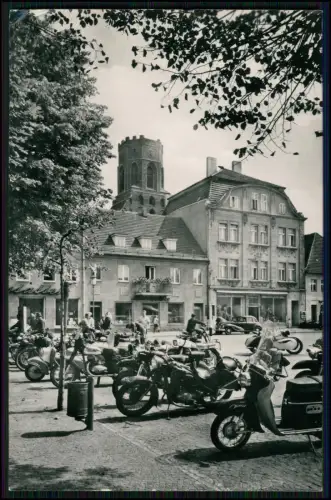 Echt Foto AK - Beeskow Brandenburg Niederlausitz -Motorräder Roller u. Geschäfte