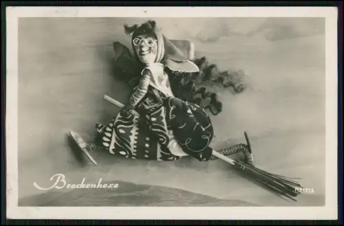 Foto AK Brocken Nationalpark Harz, Brockenhexe auf einem Besen, Puppe 1954 gel.