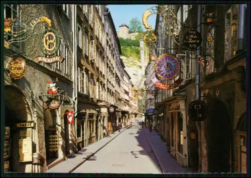AK Salzburg Getreidegasse Altstadtstraße Häuserfassaden kunstvolle Zunftschilder